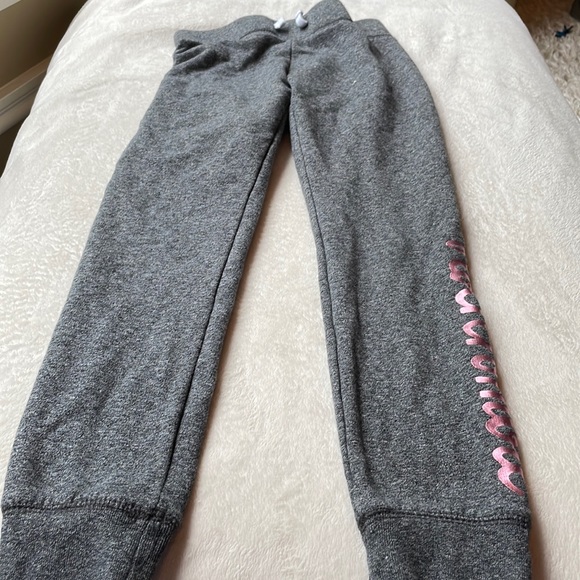 Abercrombie kids gray sweat pants with abercrombie in pink metallic foil - Picture 1 of 3
